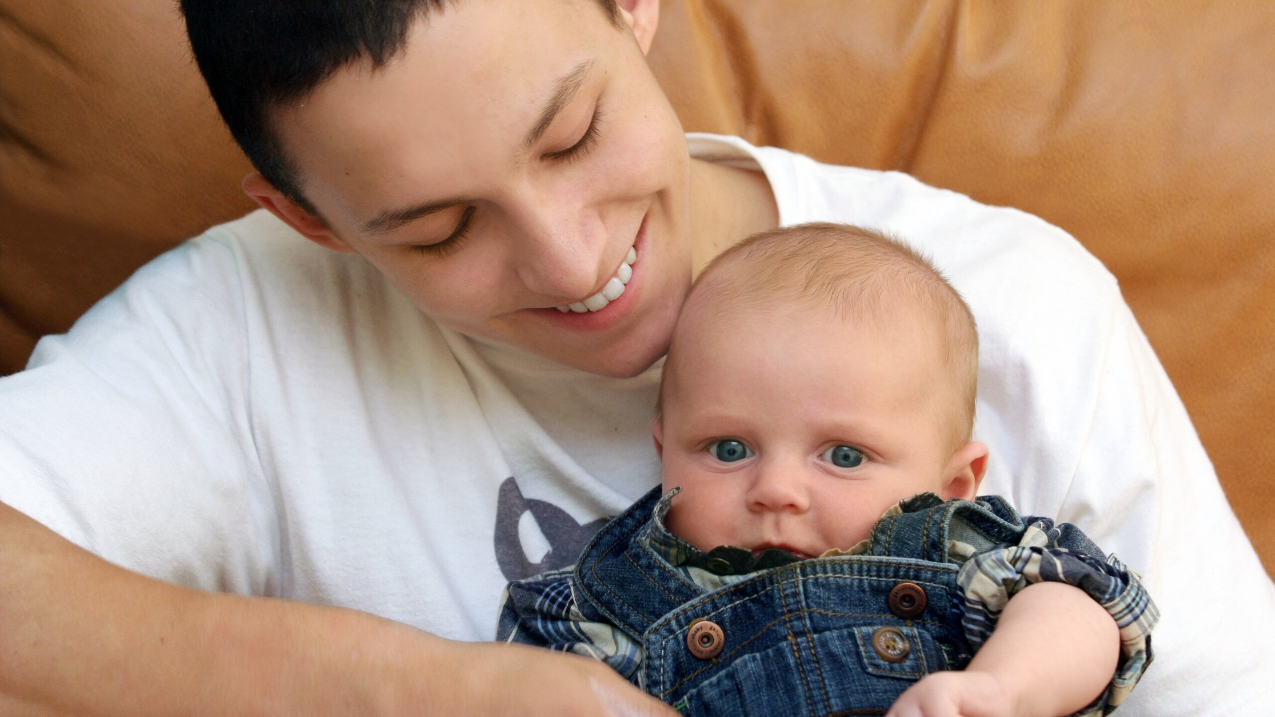 Junger Vater mit Baby
