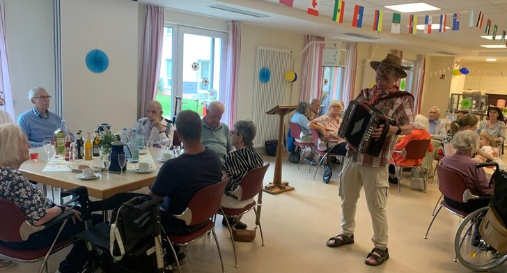 Akkordeonspieler beim Sommerfest