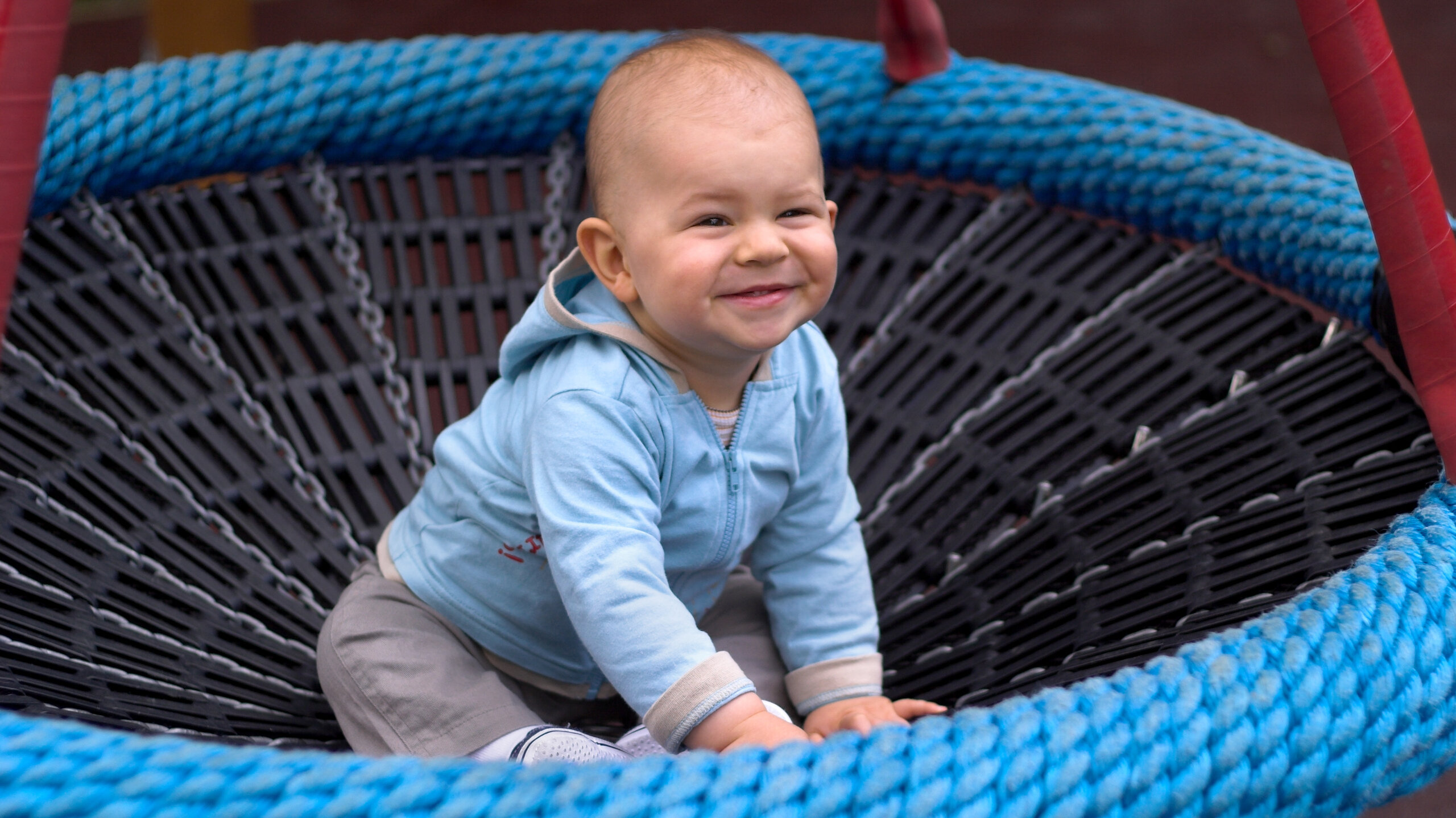 Baby in einer Nestschaukel