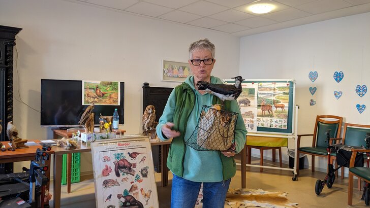 Naturführerin mit Präparaten